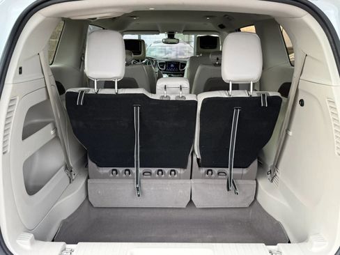 Used 2017 Chrysler Pacifica Touring FWD image 33
