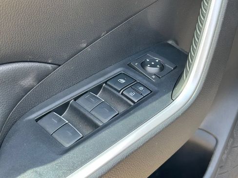 Used 2022 Toyota RAV4 XLE AWD/4WD image 22