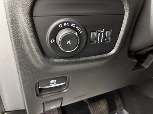 Used 2023 Jeep Grand Cherokee Limited AWD/4WD image 32
