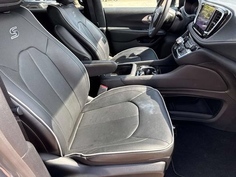 Used 2023 Chrysler Pacifica Limited w/ S Appearance Package FWD image 12