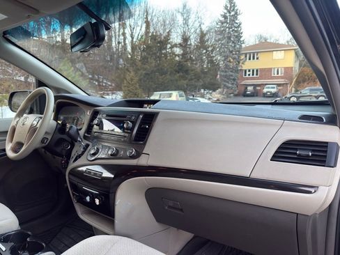 Used 2012 Toyota Sienna LE image 26