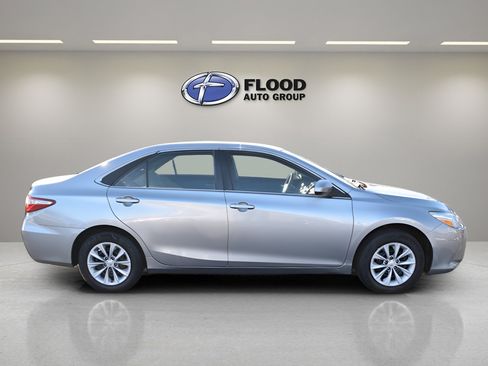 Used 2017 Toyota Camry LE image 3