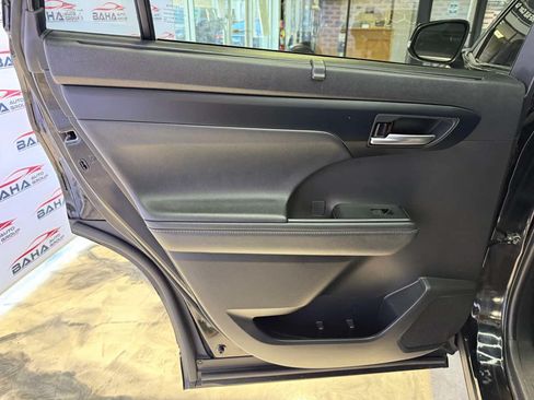Used 2022 Toyota Highlander XLE AWD/4WD image 43