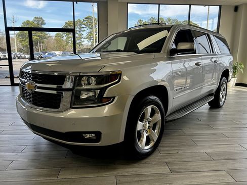 Used 2015 Chevrolet Suburban LT image 3