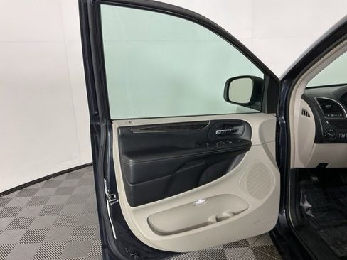 Used 2013 Chrysler Town & Country Touring image 12