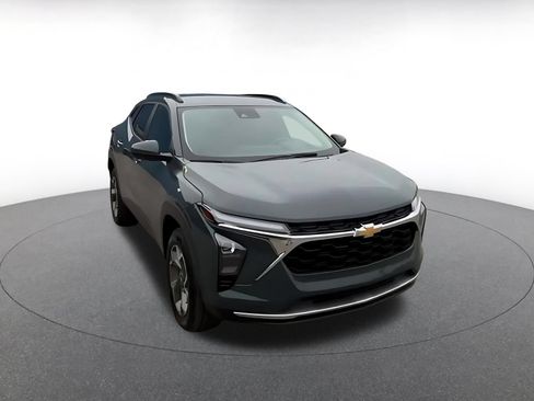 Used 2025 Chevrolet Trax LT w/ LT Convenience Package FWD image 3