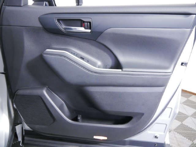 Used 2022 Toyota Highlander XLE AWD/4WD image 10