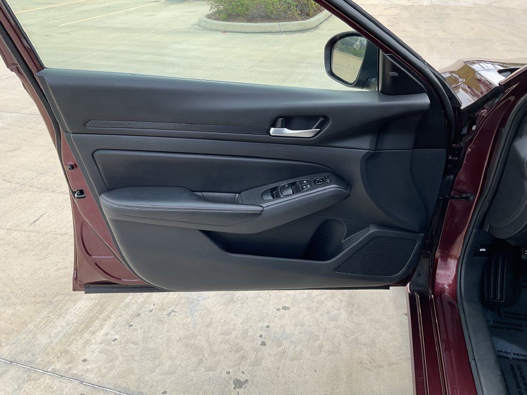 Used 2024 Nissan Altima 2.5 SV FWD image 10