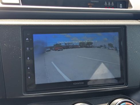 Used 2018 Toyota RAV4 LE FWD image 8