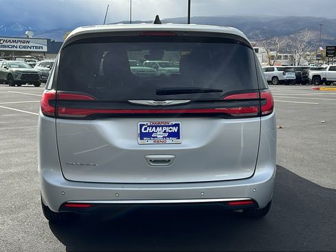 Used 2023 Chrysler Pacifica Touring image 6