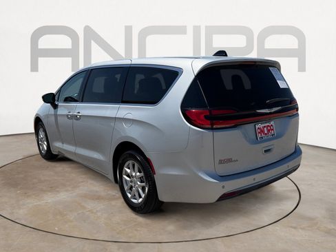 Used 2024 Chrysler Pacifica Touring-L FWD image 8