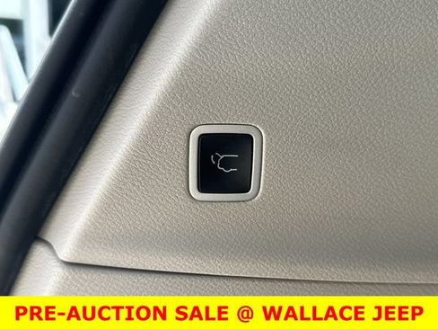 Used 2024 Chrysler Pacifica Touring-L FWD image 12