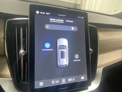 Used 2025 Volvo XC90 B6 Plus image 23