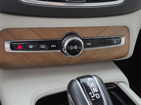 Used 2022 Volvo XC90 T6 Momentum w/ Advanced Package image 27