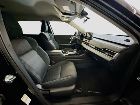 Used 2025 Mitsubishi Outlander ES image 32