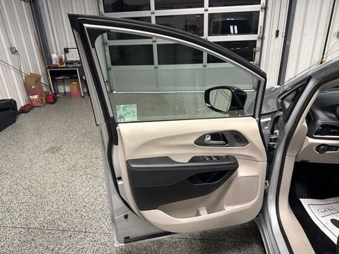 Used 2024 Chrysler Pacifica Touring-L FWD image 7