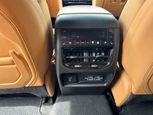 Used 2024 Jeep Grand Cherokee Summit AWD/4WD image 7