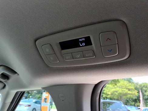 Used 2024 Kia Carnival EX FWD image 25