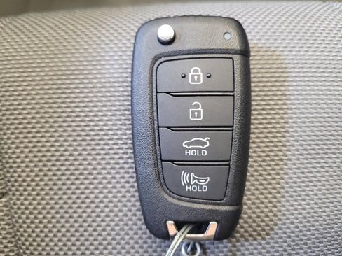 Used 2025 Hyundai Elantra SE FWD image 32