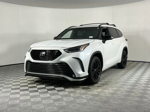 Used 2024 Toyota Highlander XSE image 3