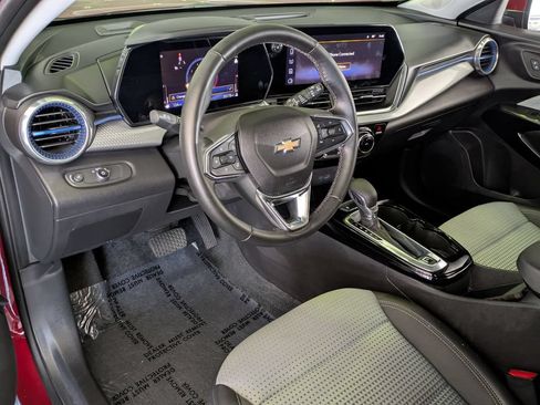 Used 2025 Chevrolet Trax LT w/ LT Convenience Package FWD image 11