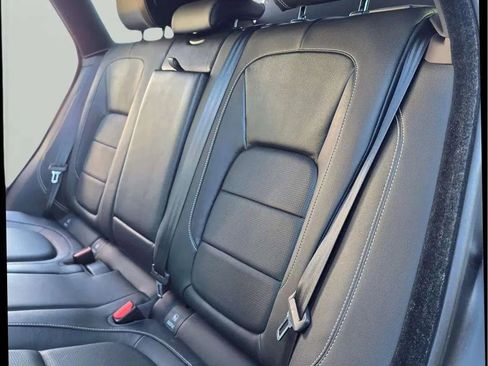 Used 2018 Jaguar F-PACE R-Sport image 27