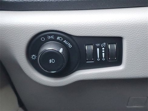 Used 2024 Chrysler Pacifica Limited w/ Uconnect Theater Family Group image 21