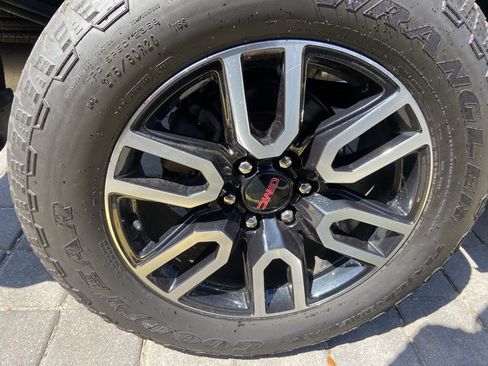 Used 2022 GMC Sierra 1500 AT4 w/ AT4 Premium Package image 7