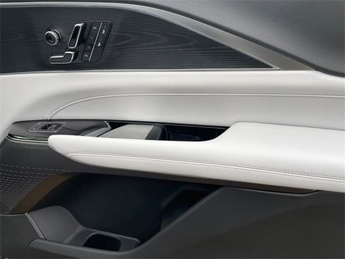 New 2025 Cadillac Lyriq Luxury image 17