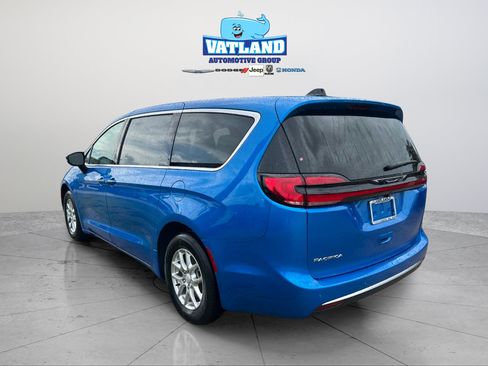 New 2027 Chrysler Pacifica Select FWD image 3