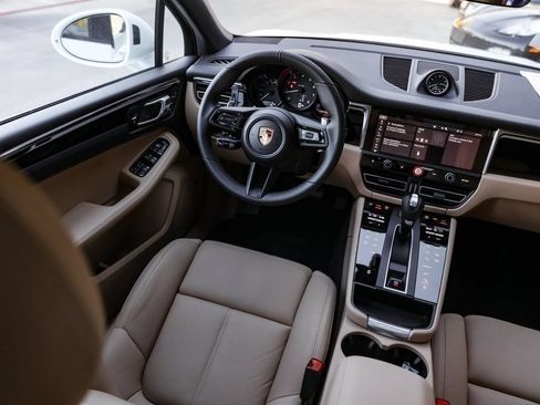 Certified 2026 Porsche Macan AWD/4WD image 37