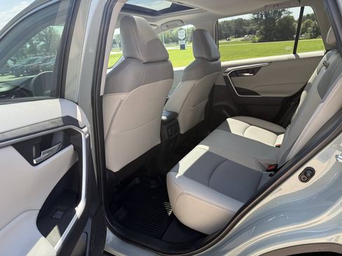 Used 2022 Toyota RAV4 XLE Premium AWD/4WD image 6