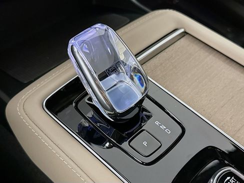 New 2026 Volvo XC90 T8 Plus w/ Protection Package Premier image 17