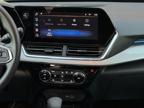 Used 2025 Chevrolet Trax LT w/ LT Convenience Package image 18