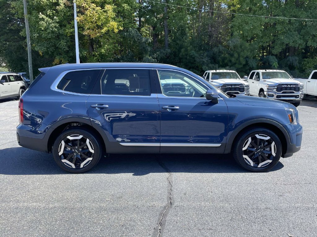 Used 2025 Kia Telluride S FWD image 9