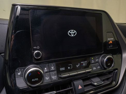 Used 2024 Toyota Highlander XLE image 15