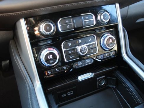 Used 2022 GMC Yukon XL Denali w/ Denali Premium Package image 39