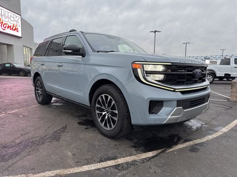 Used 2025 Ford Expedition Platinum image 3