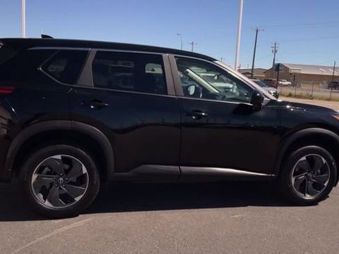 Used 2025 Nissan Rogue SV AWD/4WD image 2