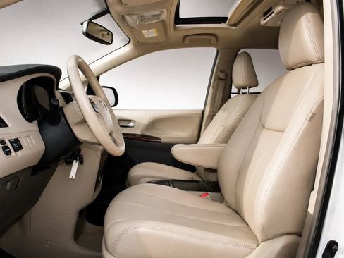 Used 2013 Toyota Sienna XLE FWD image 11