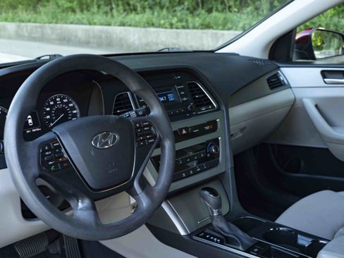 Used 2015 Hyundai Sonata SE FWD image 16