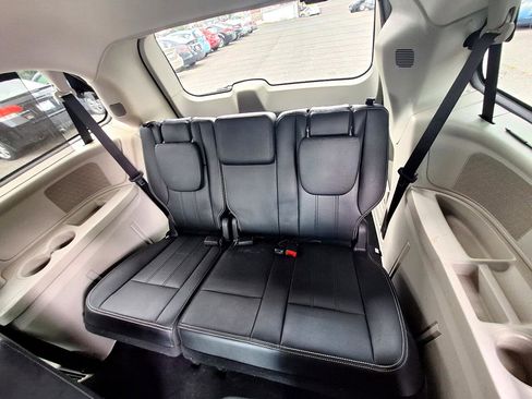 Used 2015 Chrysler Town & Country Touring-L w/ Driver Convenience Group image 27