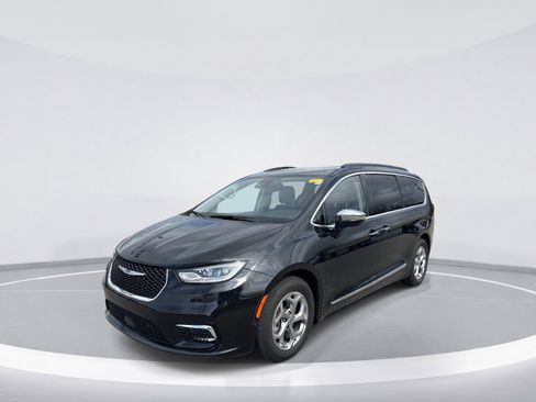 Used 2022 Chrysler Pacifica Limited image 3
