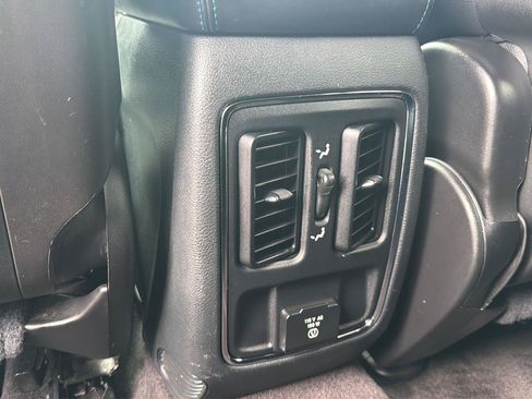 Used 2018 Jeep Grand Cherokee Laredo AWD/4WD image 23