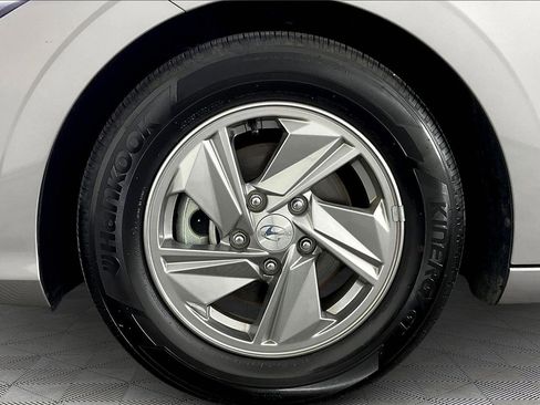 Used 2025 Hyundai Elantra SE image 32