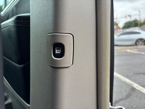 Used 2016 Chrysler Town & Country Touring FWD image 28