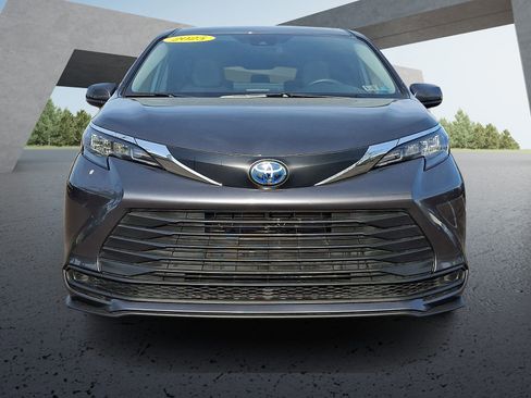 Used 2025 Toyota Sienna LE FWD image 2