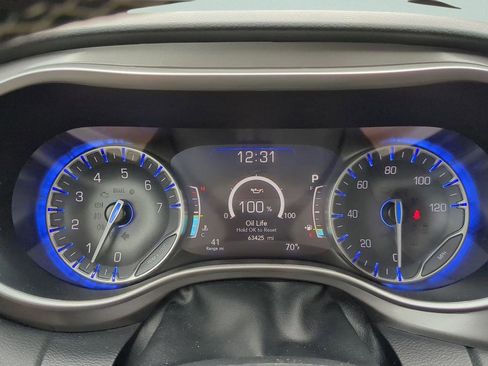 Used 2024 Chrysler Pacifica Touring-L image 25