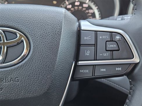 Certified 2023 Toyota Highlander XLE image 29