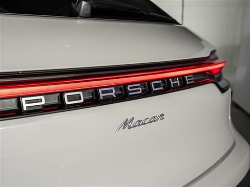 Certified 2024 Porsche Macan AWD/4WD image 31